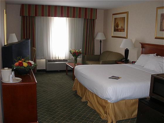 Express & Gibson By Ihg Hotel