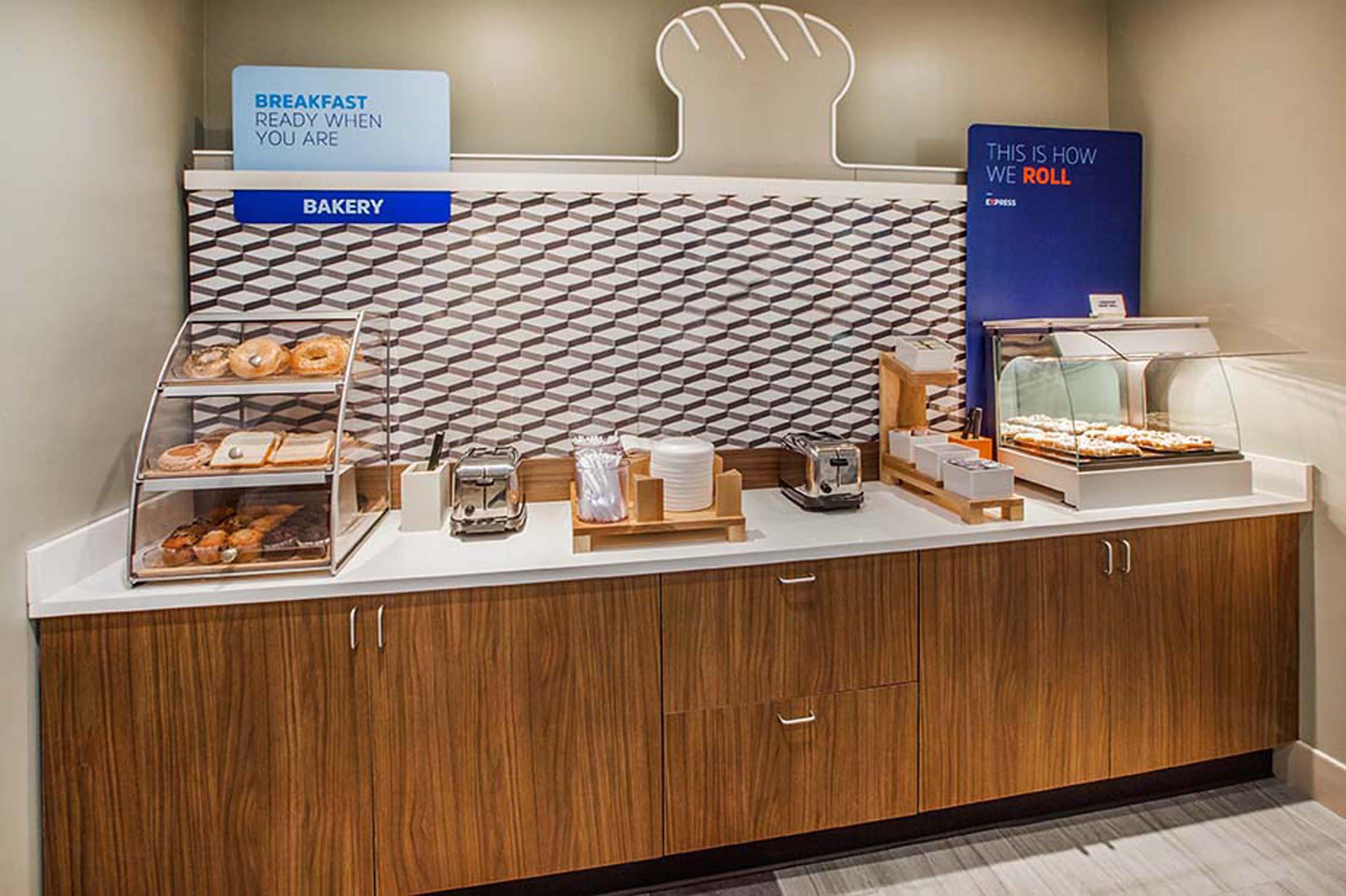 Express & Gibson By Ihg Hotel